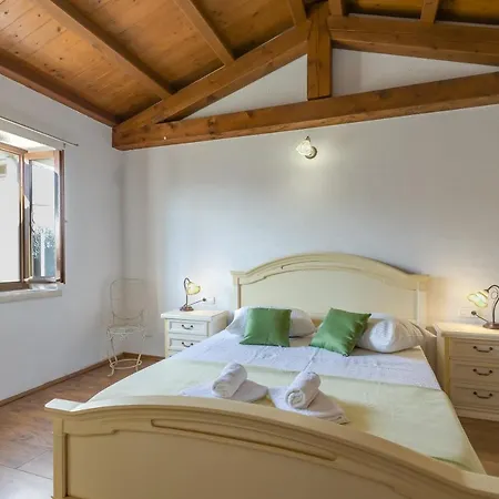Frapi With Shared Pool - Happy Holiday home Pazin