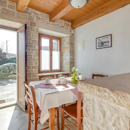 Frapi With Shared Pool - Happy Holiday home