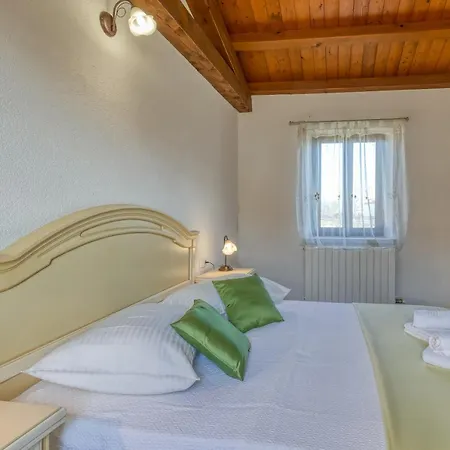 Frapi With Shared Pool - Happy Holiday home Pazin